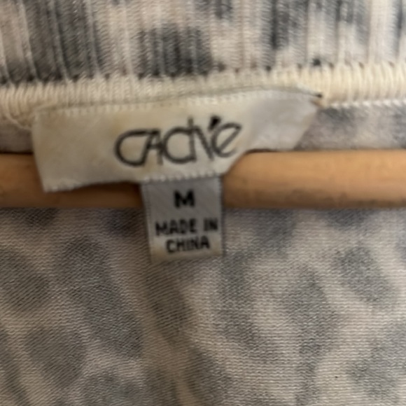 Leopard Cache sweater Size medium - Picture 3 of 4